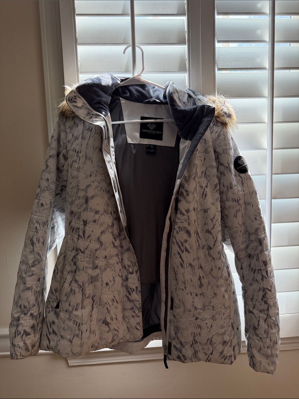 Obermeyer White and Gray Patterned Hooded Ski Jacket with Faux Fur Trim